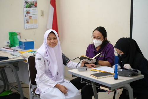 SMA Islam Al Azhar 15 Semarang Bekerjasama dengan Puskesmas Lebdosari Gelar Pemeriksaan Kesehatan Murid Kelas X