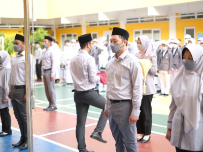 Guru SMAI Al Azhar 15 Menjadi Petugas Upacara Hari Guru Nasional