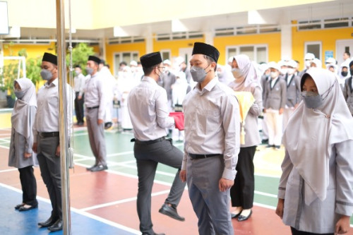 Guru SMAI Al Azhar 15 Menjadi Petugas Upacara Hari Guru Nasional