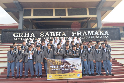 Murid SMA Islam Al Azhar 15 Semarang mengunjungi UGM