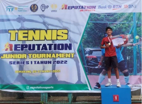 Brian, Murid SMA Islam Al Azhar 15 Juarai Turnamen Tennis Tingkat Nasional
