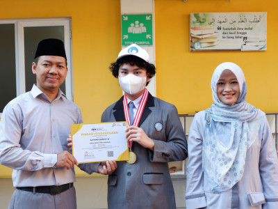 Murid SMA Islam Al Azhar 15 Semarang Raih Medali Emas dalam OBSN Bidang Bahasa Inggris