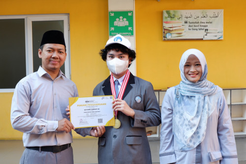 Murid SMA Islam Al Azhar 15 Semarang Raih Medali Emas dalam OBSN Bidang Bahasa Inggris