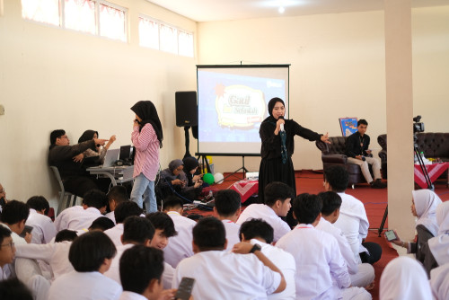 SMA Islam Al Azhar 15 Semarang Kolaborasi dengan Radio Gaul FM untuk Talkshow Bertema Konten Kreator