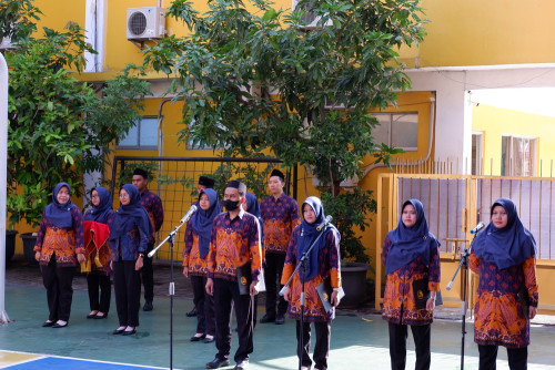 Guru SMA Islam Al Azhar 15 Jadi Petugas Upacara di Hari Guru Nasional 2023