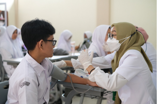 Pemeriksaan Kesehatan Berkala Murid SMAI Al Azhar 15
