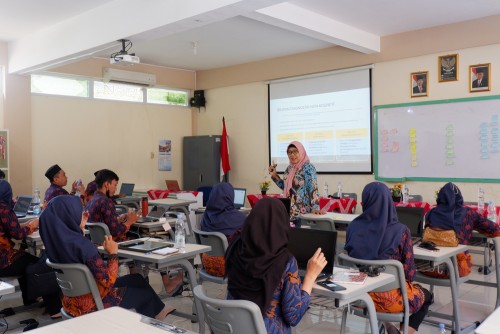 Pentingnya Peningkatan Kompetensi Seorang Pendidik dalam Era Pendidikan Modern