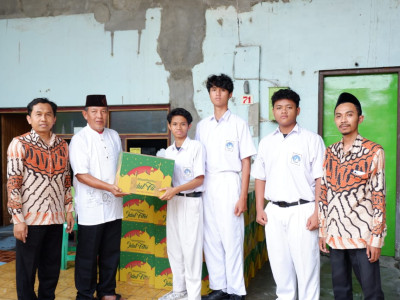 OSIS SMA Islam Al Azhar 15 Semarang Bagikan ZIS ke Warga Sekitar