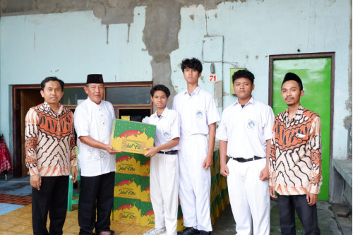 OSIS SMA Islam Al Azhar 15 Semarang Bagikan ZIS ke Warga Sekitar
